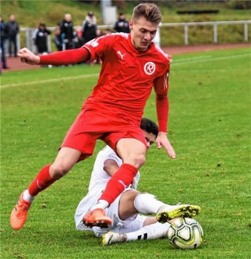 Mit Schwung in das letzte Heimspiel vor der Winterpause: Pius Krätschmer vom TSV 1860 Rosenheim. Foto  Ziegler