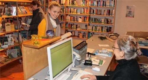 Mit Veronika Weinhart (links) kann Bibliothekarin Birgit Pelikan (rechts) für heute ihren letzten Gast in der Flintsbacher Bücherei verabschieden.Fotos steffenhagen