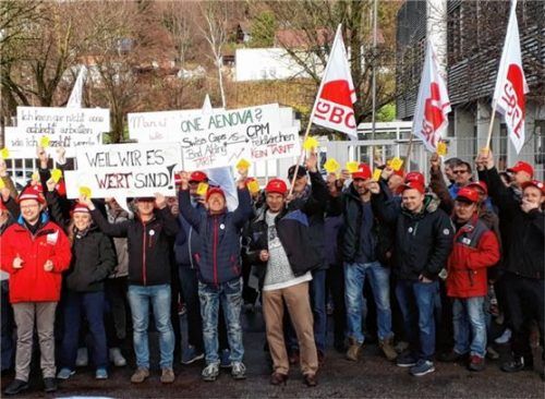 Mitarbeiter von C.P.M. in Feldkirchen-Westerham, zur Aenova-Gruppe gehörend, bei der Kundgebung vor dem Werkstor am Donnerstag. Die Gewerkschaft fordert für sie Bezahlung nach Tarif. Foto re