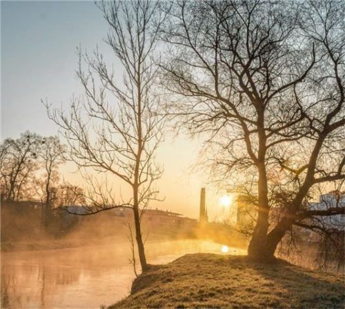 Morgenstimmung in Kolbermoor: Was ist gelungen? Wohin entwickelt sich die Stadt? Wo gilt es zu widerstehen? Fragen, die sich die Stadträte in der letzten Stadtratssitzung des Jahres stellten.Foto stephan