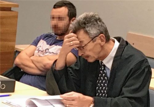 Muss mindestens zweieinhalb Jahre auf seinen Führerschein verzichten: Daniel R. (links) aus Kolbermoor, hier mit seinem Anwalt Harald von Koskull. Foto Weinzierl