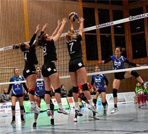 Nach der 1:3-Niederlage gegen den Tabellenersten, TV Dingolfing, wollen die Kleeblätterinnen (schwarze Trikots) gegen den DJK Augsburg Hochzoll eine Reaktion zeigen.