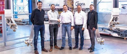 Nach der Vertragsunterzeichnung von links: Andreas Bauer (Vorstand ROFA AG), Marcus Thaller (Erster Vorstand Starbulls Rosenheim), Wolfgang Kozsar (Vorstand ROFA AG), Rainer Lange (Vorstand ROFA AG), Daniel Malguth (Sponsoring Starbulls Rosenheim).