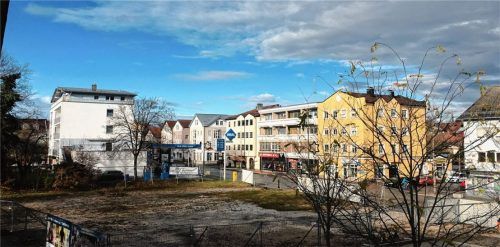 Nächstes Jahr sollen die Bagger anrollen: Dann wird das brachliegende Grundstück zwischen Rathaus und Aral-Tankstelle mit einem Wohn- und Geschäftshaus bebaut.Foto Gantner