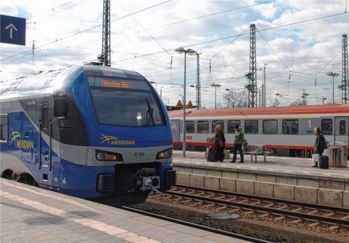 Noch können Meridian-Züge nicht auf dem österreichischen Schienennetz verkehren. Die Bayerische Oberlandbahn greift deshalb für ihre voraussichtlich ab April 2019 umstiegsfreie Strecke von München-Rosenheim-Salzburg bis Wien und umgekehrt auf die Westbahn-Züge des Nachbarn zurück. Eine Zulassung aber steht im Raum. Das hat Gründe.Foto  RE