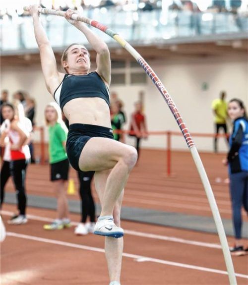 Noemi Rentz aus Bad Aibling siegte im Stabhochsprung der Jugend U20. Foto  Stuffer