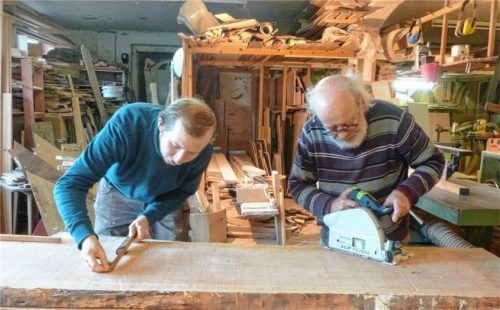 Öko-Schreiner Joachim Bederke (rechts) aus Traunstein wurde im Rahmen des diesjährigen „Wettbewerb Holz“ ausgezeichnet. Hier in seiner Werkstatt mit einem Mitarbeiter.Foto re