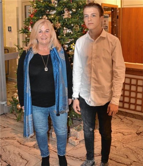 OVB-Mitarbeiterin Christine Graf und der 14-jährige Lukas Schwarz. Foto Rassow