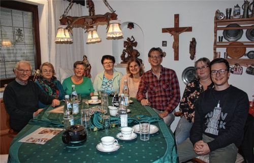 Packen in der AWO kräftig an (von links): Ehrenvorsitzender Jochen Mateka, Revisorin Heidrun Mateka, kommissarische Vorsitzende und Altenclubleiterin Katharina Nebauer, die Beisitzerinnen Annemarie Krock und Giovanna Berchtenbreiter, Revisor Alessandro Bertolini, Schriftführerin Michaela Zink und Kassier Tobias Wudy. Foto Fleindl
