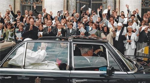 Papst Johannes Paul II. klatscht Beifall: Rainer Schütz und die Chorgemeinschaft Prien bei einem Besuch in Rom. Foto re