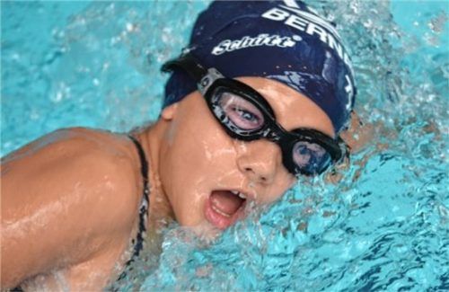 Pia Sauer wurde Erste im Kraulbeine-Schwimmen beim Kreis-Kinderschwimmen.