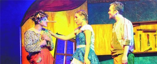 Pinocchio (Maik Dehnelt, links) wird von der blauen Fee (Elisa Maria Matzer) begleitet, bis er am Ende mit seinem Vater Gepetto (Dennis Fischer, rechts) als richtiger Junge zusammen leben kann.Foto hos