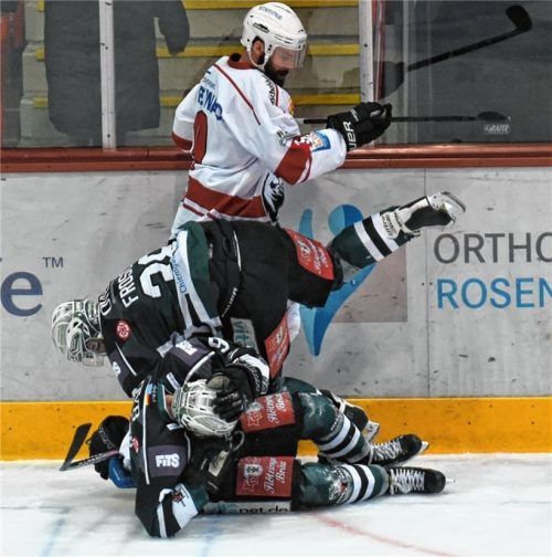 Regensburg obenauf und zwei Rosenheimer am Boden: Die Eisbären besiegten die Starbulls gestern Abend mit 4:3 Toren. Foto Ziegler