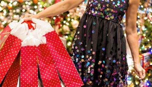 Reich beschenken kann man seine Liebsten mit Pflegeprodukten, guten Parfüms und schönen Düften. Auch Kosmetik kommt gut an.