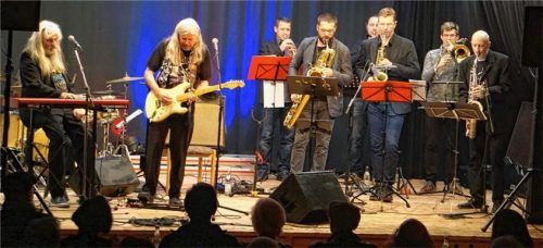 Reichlich Gedränge auf der Bühne: Die „Still Experienced XL-Band“ im Feuerwehrhaus.