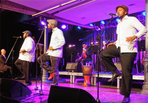 Roland Guggenbichler am Piano, Vusa Mkhaya Ndlovu, Ramadu und Blessings Nqo Nkomo (von links) hatten für MoZuluArt Verstärkung durch das Ambassade Streichquartett in den Haberkasten mitgebracht. Foto kob