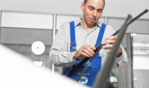 Scheibenwischer sind im Winter permanent im Einsatz und sollten getauscht werden, wenn sie die Scheibe verschmieren. Foto ProMotor/T. Volz