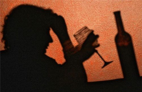 Angst, Einsamkeit, Langeweile: Diese Faktoren haben immer schon Menschen in die Alkoholsucht geführt. Durch Corona werden diese Faktoren verstärkt. Fotos  Enzinger/Dpa