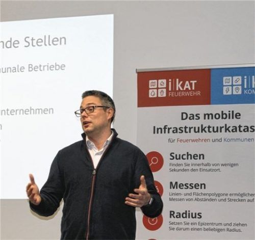 Schneller in der Chaosphase durchblicken: Mark Reitmeier stellt im Feuerwehrmuseum die App „Ikat“ vor.Foto sn