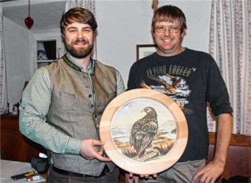 Schützenmeister Andreas Müller (links) überreichte Georg Hausberger die Schützenscheibe.