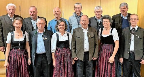 Schützenmeister Michael Staber (rechts) und Zweite Schützenmeisterin Katharina Wagner (links) mit einigen der Geehrten. Foto re