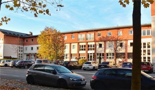 Schulunterricht für geistig behinderte Kinder war vor 50 Jahren noch eine Seltenheit. Der Unterricht fand unter anderem im Lehrlingswohnheim an der Küpferlingstraße statt (unser Foto). In den umliegenden Landratsämtern sträubte man sich zunächst, einen finanziellen Zuschuss zu leisten.Foto Biebel-Neu