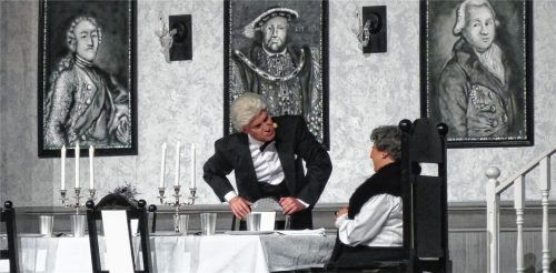 Schwarz-Weiß im Haus der Kultur: Manon Straché als Miss Sophie und Peter Nottmeier als Buttler James.Foto kao