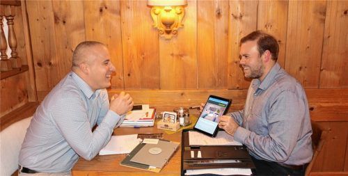 Sebastian Schmaus, (rechts) einer der beiden Gründer der Internet-Plattform Laurado, im Gespräch mit Restaurantleiter Gábor Hodvogner vom Restaurant „Platz“ in Inzell. Foto re