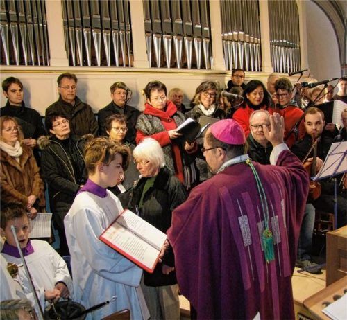 Segen für die neue Orgel: Weihbischof Wolfgang Bischof weihte das Instrument.