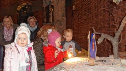 Sehen. Hören. Fühlen. Das neue Konzept „5 vor 5“ ist ein ökumenisches Angebot für Eltern und Kinder. Gemeinsam lassen sie die Krippenlandschaft wachsen.Foto kme