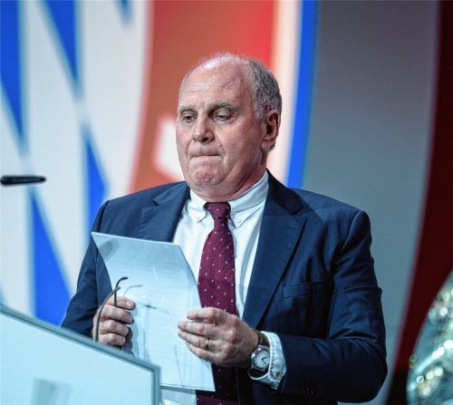 Sichtlich getroffen von der Kritik, die ihm auf der Jahreshauptversammlung des FC Bayern München entgegenschlug: Uli Hoeneß. Foto dpa