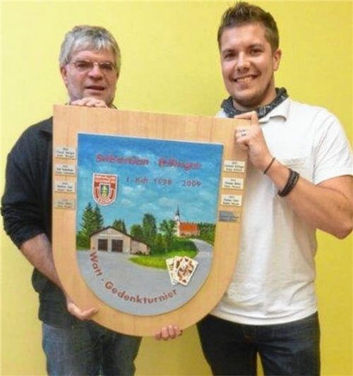 So sehen Sieger aus: Manfred (links) und Florian Weinbauer gewannen das Gedächtnis-Watt-Turnier.Foto bac