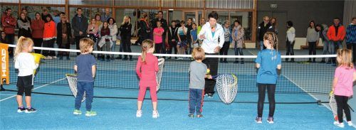 Spielerischer Einstieg in den „weißen Sport“ mit Trainerin Claudia Fichtner.Fotos rep