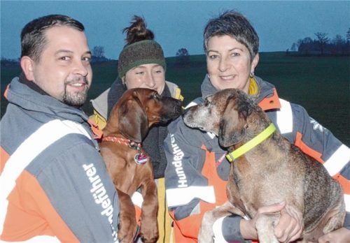 Staffelleiter Wohlmuth, Wildgruber und Erika Eder mit Spürhund Moritz (von links).