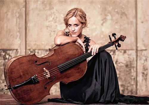 Star-Cellistin Sol Gabetta spielt am 18. Juli zusammen mit der „Klangverwaltung“ unter Thomas Zehetmair. Foto uwe arens
