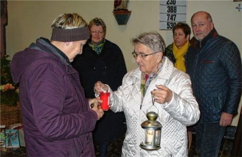 Steffi Kulot von der Pfarrei Maria Schutz reichte das Friedenslicht an Petra Rülke (links) weiter.Foto lt