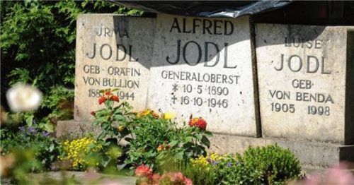 Das Jodl-Grab auf der Fraueninsel in einer Archivansicht von 2015. Zwischenzeitlich ist die Schrift von einem Stein bedeckt. Foto dpa