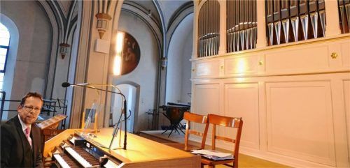 Stolz sitzt Gerhard Franke vor der erneuerten Orgel in der Dreifaltigkeitskirche. Foto Janka