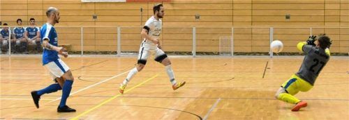 Tor für den TuS Großkarolinenfeld (weiß) im Spiel gegen Happing (Endstand 2:3).