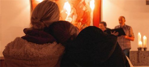 Trauernde Eltern, Großeltern und Geschwister im Schmerz vereint. Am Samstag fand ein weltumspannender Gottesdienst statt. Kerzen erinnerten alle Eltern an ihre verstorbenen Kinder.Foto hoffmann