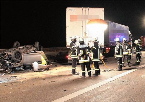 Trümmerfeld: Für den Fahrer des Pkw kam jede Hilfe zu spät, der Lkw-Fahrer wurde leicht verletzt. Foto Reisner