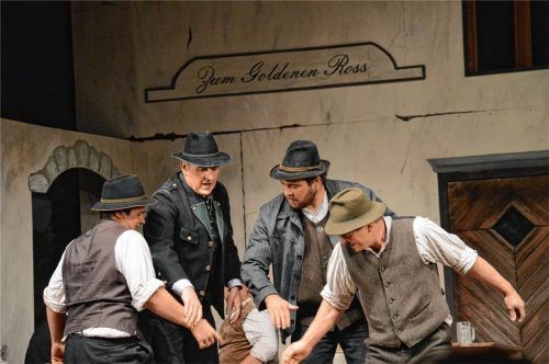 Turbulent geht‘s zu auf der Bühne im Pruttinger Dorfstadl.