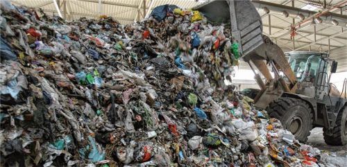 Über 47000 Tonnen Restmüll fielen im vergangenen Jahr im Landkreis Rosenheim an. Durch die von der ÖDP angeregte Sammelaktion hätte sie sich lediglich um 35 Tonnen verringert. Foto dpa