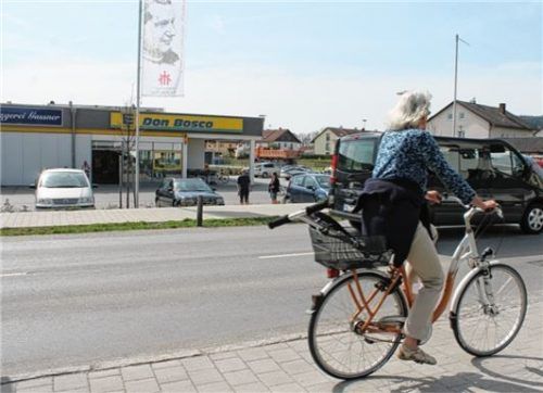 Um diesen Gehweg geht es. Hier parken Lasterfahrer, wenn sie sich gegenüber im Don-Bosco-Markt schnell eine Brotzeit kaufen wollen.Foto hg/Archiv