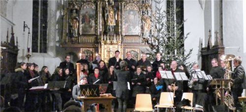 Verschiedenste Gruppen sorgten in der Kirche für vorweihnachtliche Stimmung. Foto re