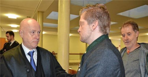 Vor der Urteilsverkündung in Traunstein: die beiden Angeklagten mit ihren Verteidigern. Fotos Kretzmer-Diepold