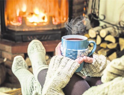 Wärmt Körper und Seele: Ein Ofen heizt nicht nur dekorativ ein, er erfüllt den Raum mit Ruhe und Besinnlichkeit.

Foto panthermedia