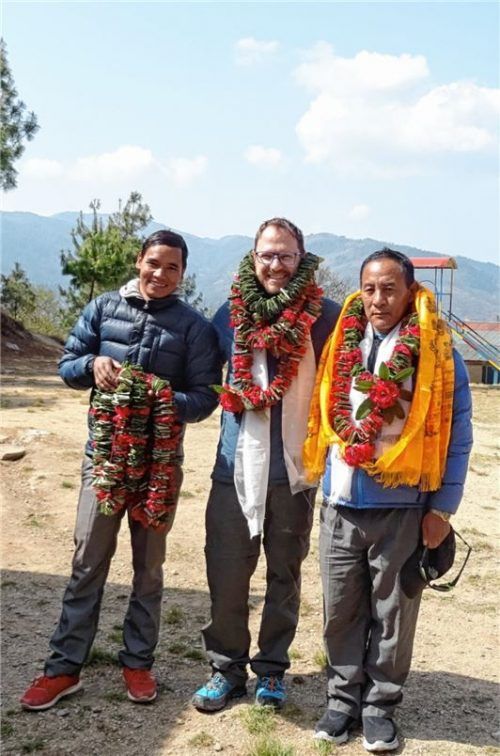 Was für eine herzliche Begrüßung: Lehrer der Siddhartha Primary School empfingen Josef Stellner mit Blumenkränzen.