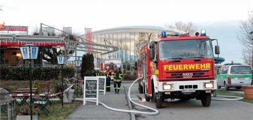 Wegen eines Küchenbrandes musste die Feuerwehr am Samstag zum Seerestrauant Maximilian in Prien ausrücken. Foto Reisner