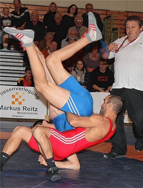 Wenn er auf die Matte geht, gibt es Flugstunden: Plamen Petrov (rotes Trikot) siegte mit gewohnt spektakulären Aktionen. Foto Wittenzellner